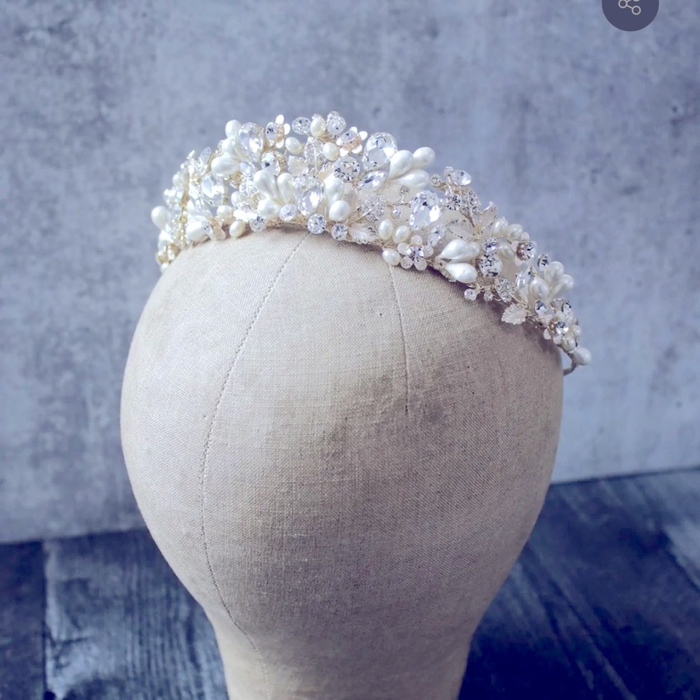 Giselle Bridal beaded pearl Tiara (silver) never been worn.